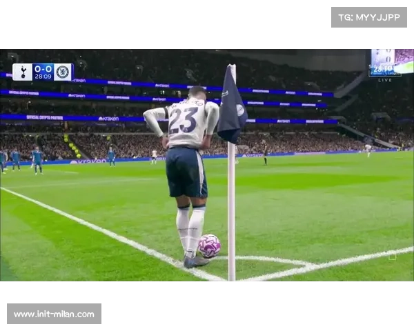 阿森纳球迷客场看报纸调侃比赛无聊,定位球战术引热议